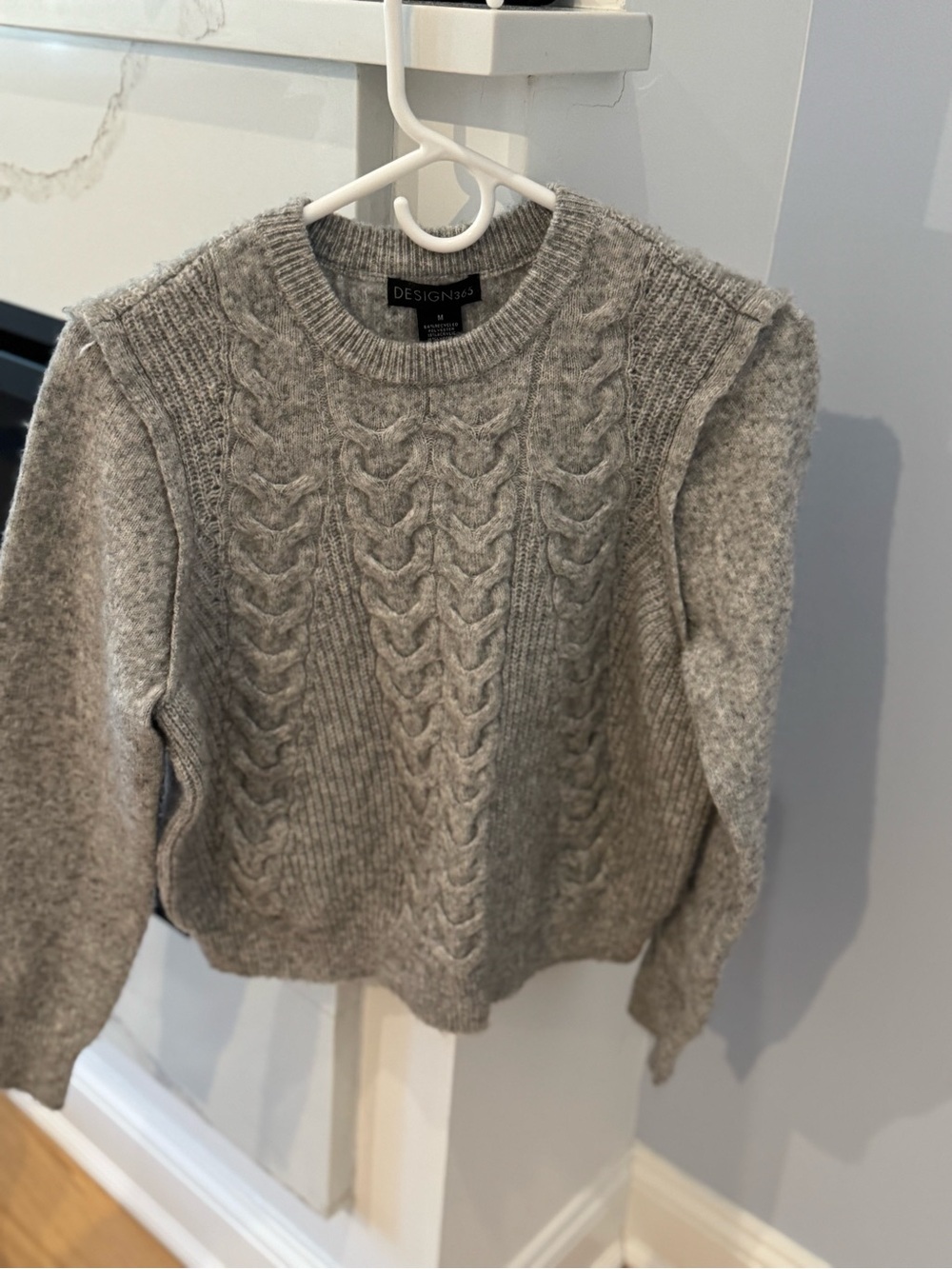 DESIGN365 Cable-Knit Crewneck Sweater in Gray
